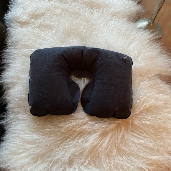 EUC like new Austin House deluxe Plush Travel Pillow for Adults!! - Picture 2 of 5